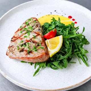 Tuna stejk na rukoli