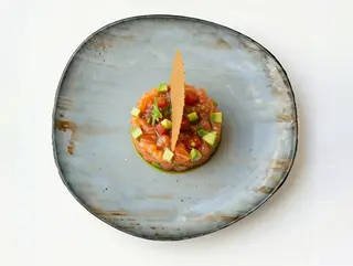 Tartar od lososa sa avokadom
