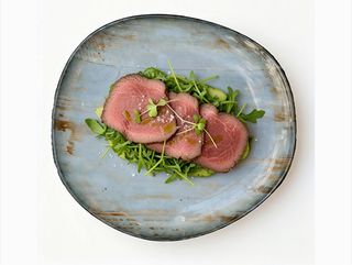 Hladni rosbeef na rukoli