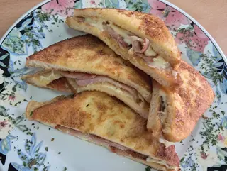 Prženice sa dimljenom slaninom i sirom