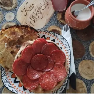 Knezevska kompletna lepinja – kajmak i kulen