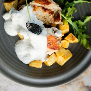 Piletina u osvježavajućem sosu od mente i limete sa konfit krompirićimate sa konfit