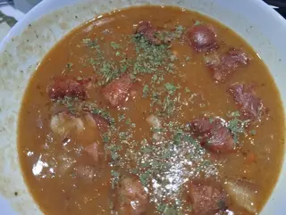 Čorbasti pasulj sa slaninom i kobasicom, pecivo.
