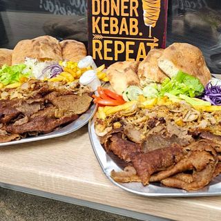 Plata donera (Kilogram pečenog doner mesa)
