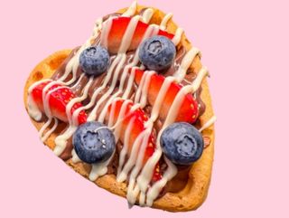 Гофрета сърце с шоколад и плодове