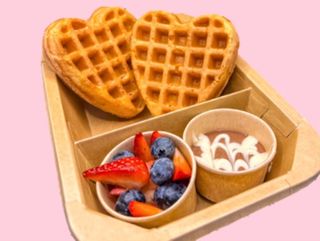 Две гофрети сърца  с шоколад и плодове