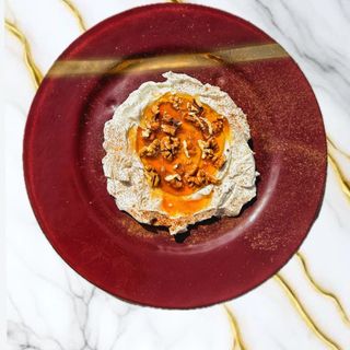 Гръцки йогурт сервиран с био мед и орехи (250г)