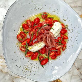 Салата с чери домати