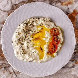 Тирокафтери пикантен фета сос, поднесен с пикантна чушка (110г)