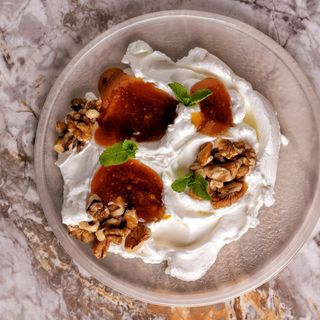 Гръцки йогурт сервиран с био мед и орехи (250г)