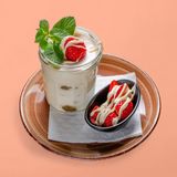 Тирамису с бял шоколад и сезонни плодове (150г)