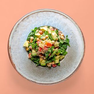 Спаначена салата с нахут и киноа (300г)