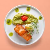 Грилована сьомга с гуакамоле и киноа 350гр.