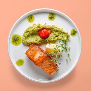 Грилована сьомга с гуакамоле и киноа 350гр.