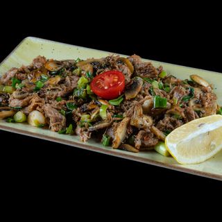 Свински бузи с лук и гъби 200 гр.