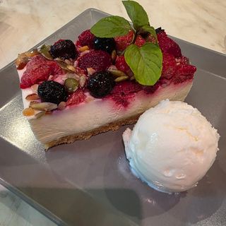 Торта с горски плодове