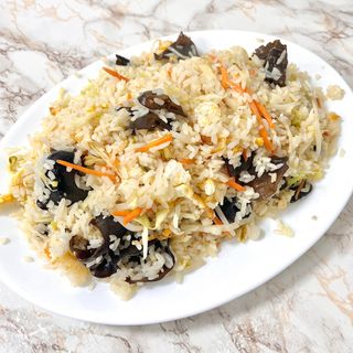 35. Пържен ориз с черни гъби, зеленчуци и яйце (800г)