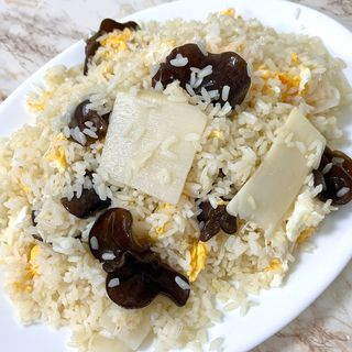 1А. Ориз с черни гъби, бамбук и яйце (800г)