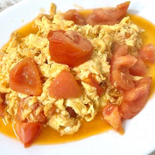 27.Пържени яйца c домат 300г