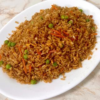 38В. Пържен ориз със грах, моркови, соев сос и яйца (800г)