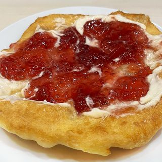 Мекица с бял шоколад и сладко от малини