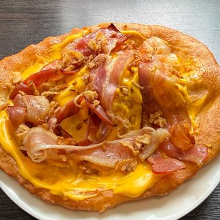 Мекица с чедър сос, пържен бекон и криспи лук