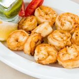 Скариди на плоча с лимонов сос с чесън и билки (200г)