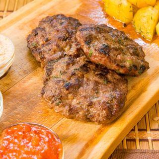 Домашни телешки кюфтета с гарнитура (330г)