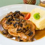 Свински каренца на тиган с медено – горчичен сос и гъби (350г)