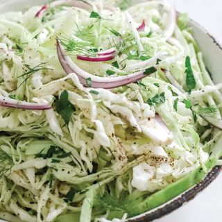 Зелева салата с копър, магданоз, сумак и дресинг медена горчица 