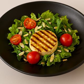 ПЪСТРА САЛАТА С ЖАРЕНО КОЗЕ СИРЕНЕ (250г)