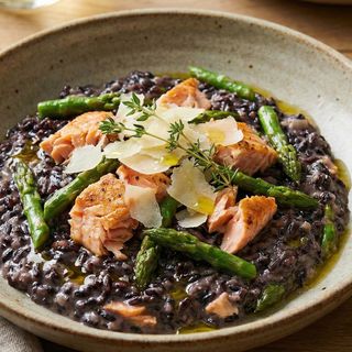 Ризото с черен ориз и сьомга