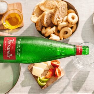 Натурална газирана вода Ferrarelle