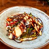 ПЪСТРА САЛАТА С ЧЕРВЕНА ЯБЪЛКА