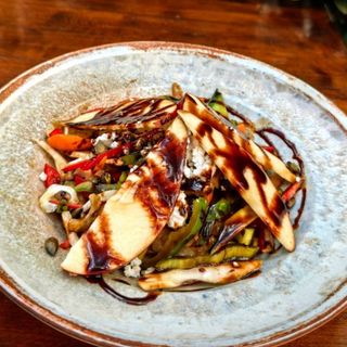 ПЪСТРА САЛАТА С ЧЕРВЕНА ЯБЪЛКА