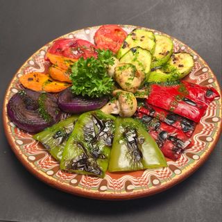 Запечени зеленчуци на плоча