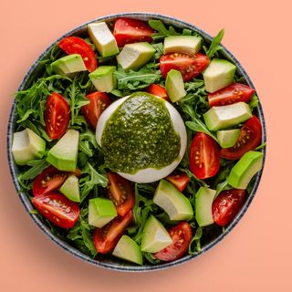 Салата бурата, авокадо и чери домат (300г)