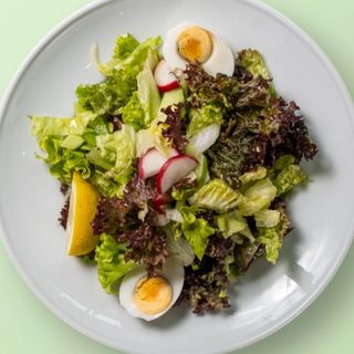 Зелена салата с яйце (300г)