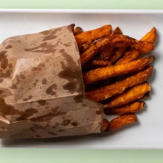 Хрупкави сладки картофи с пикантна майонеза (250г)