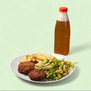 Пържени кюфтета от телешко месо с картофи и зелена салата+Жива бира