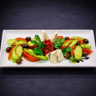 Редена салата с печени чушки и прясно сирене