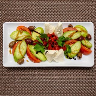 Редена салата с печени чушки и прясно сирене