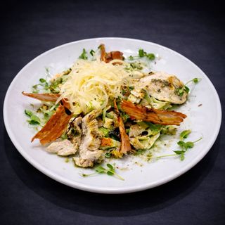 Салата Цезар с пилешки филенца