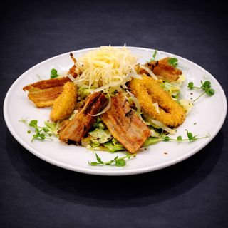 Салата Цезар с панко калмари