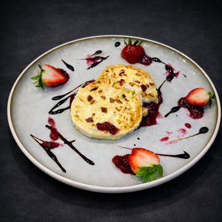 Запечено френско сирене Риблер със смокини и бадеми