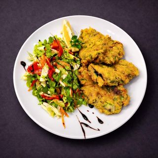 Телешко с пармезан и пъстра свежа салата