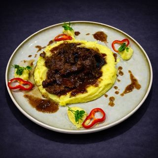 Бавно готвени телешки бузи върху картофено пюре