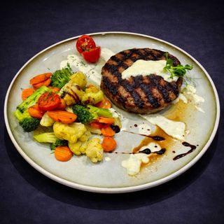 Телешки бифтек със задушени зеленчуци и горгонзола сос