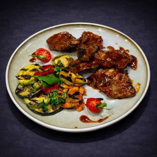 Глазирани свински ребърца с гриловани зеленчуци