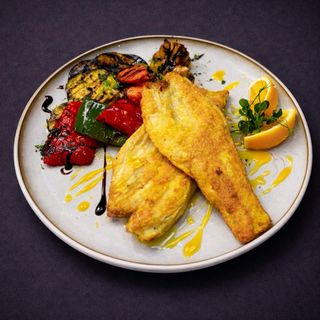 Лаврак филе с гриловани зеленчуци и сос ладолимоно